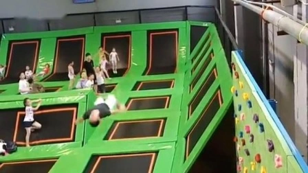 Grande parco giochi al coperto con trampolino personalizzato in fabbrica per sport per adulti e palestre in vendita